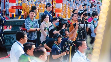 Báo chí tác nghiệp đưa tin về Đại lễ Phật đản PL. 2567 tại Việt Nam Quốc Tự, TP.HCM - Ảnh: Ban TTTT GHPGVN TP.HCM