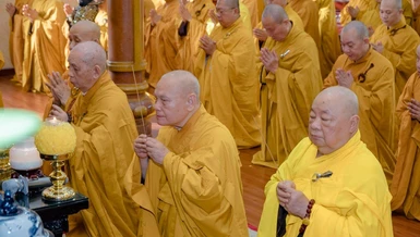 Hòa thượng Thích Thiện Nhơn cùng chư tôn giáo phẩm niêm hương bạch Phật cử hành lễ Bố-tát