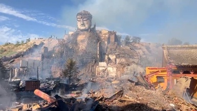 Bức tượng Sơn Đan Đại Phật còn nguyên vẹn sau trận hỏa hoạn thiêu rụi nhiều công trình - Ảnh: UDN
