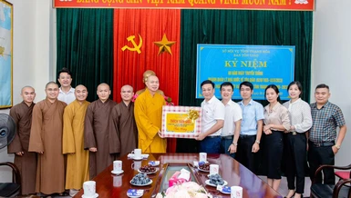 Tặng quà chúc mừng đến lãnh đạo Ban Tôn giáo - Sở Nội vụ tỉnh Thanh Hóa