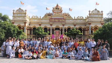 Đoàn chụp ảnh lưu niệm cùng chư tôn đức tại chùa Vĩnh Tràng (Tiền Giang)