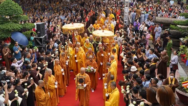 Tăng Ni, Phật tử cung đón Đức Pháp chủ và chư tôn đức giáo phẩm GHPGVN quang lâm thăm Phật giáo tỉnh Thái Nguyên - Ảnh: Bảo Trinh/BGN