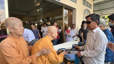 Ni trưởng Thích nữ Tân Liên thăm hỏi, động viên người khiếm thị