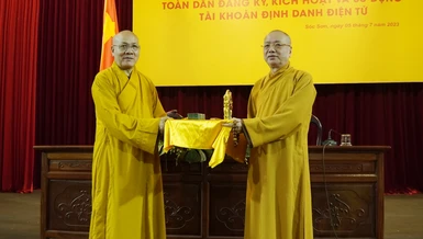 Hòa thượng Thích Quảng Tùng trao tịnh tài cúng dường hạ trường Sóc Thiên Vương - Học viện Phật giáo VN tại Hà Nội