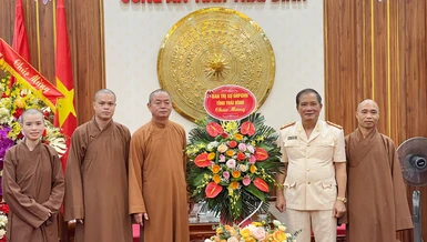 Ban Trị sự GHPGVN tỉnh Thái Bình tặng hoa chúc mừng Công an tỉnh nhân kỷ niệm 78 năm ngày truyền thống Công an nhân dân