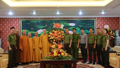 Tặng hoa chúc mừng ngày truyền thống Công an nhân dân 19-8 (1945-2023)