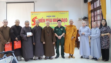 Chư tôn đức Hội đồng Điều hành Học viện Phật giáo VN tại TP.HCM, Ban Giáo dục Phật giáo TP.HCM chụp ảnh cùng các bác sĩ Bệnh viện Quân y 175