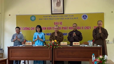 Hội đồng bảo vệ đề cương chuyên ngành Văn học Phật giáo niệm Phật cầu gia hộ trước khi học viên bắt đầu trình bày đề cương chi tiết