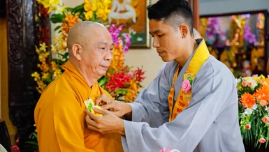 Nghi thức cài hoa hồng là một nét đẹp trong mùa Vu lan - Báo hiếu