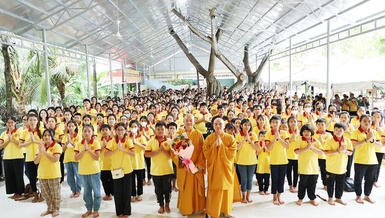 Các em khóa sinh chụp ảnh lưu niệm cùng Hòa thượng Thích Minh Thiện, Trưởng ban Trị sự GHPGVN tỉnh Long An và Đại đức Thích Lệ Ngôn, Trưởng ban Tổ chức khóa tu