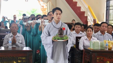 Phật tử nhiễu pháp y cúng dường chư tôn đức nhân lễ Vu lan tại chùa Pháp Hoa