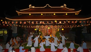 Các em Phật tử múa dâng hoa trong lễ Vu lan - Báo hiếu tại chùa Phước Sơn