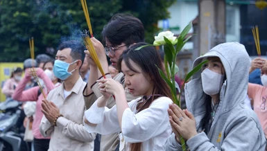 Người dân thắp hương, lễ Phật cầu nguyện tại chùa Vĩnh Nghiêm (Q.3, TP.HCM) vào sáng nay, 15-7-Quý Mão