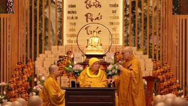 Hòa thượng Thích Nhật Quang đại diện chư Tăng Ni môn hạ đệ tử dâng lời khánh tuế lên Đại lão Thiền sư Thích Thanh Từ