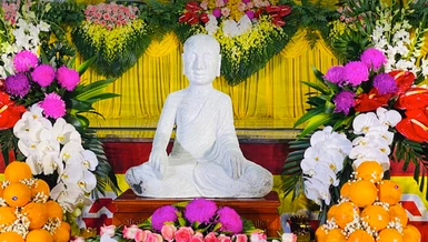 Tôn tượng Phật Hoàng Trần Nhân Tông được chế tác bằng ngọc bích Jadeite - Ảnh: Yến Anh