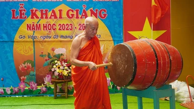 Hòa thượng Thích Thiện Chiếu, Giám đốc Cơ sở từ thiện xã hội chùa Kỳ Quang II, trụ trì chùa đánh trống khai giảng năm học 2023-2024