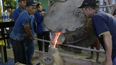 Chính thức rót đồng đúc đại hồng chung chùa Đức Hậu