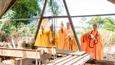 Chư tôn đức thực hiện nghi thức sái tịnh, chú nguyện trước khi rót đồng đúc chuông