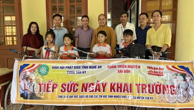 Chương trình "Tiếp sức ngày khai trường" tặng 50 chiếc xe đạp cho các em học sinh có hoàn cảnh khó khăn