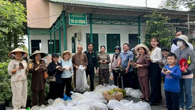Thượng tọa Thích Thiện Quý cùng Phật tử, mạnh thường quân chuẩn bị thả rắn, rùa các loại về Vườn quốc gia Tràm Chim
