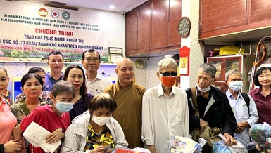 Chùa Vạn Hải, Lộc Dã và tịnh xá Ngọc Sơn (Q.8) trao quà đến người khiếm thị, khó khăn 