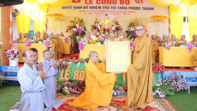 Hòa thượng Thích Châu Quang trao quyết định bổ nhiệm trụ trì chùa Phước Thành đến Đại đức Thích Giác Hồng