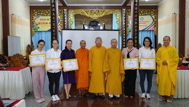 Ban Tổ chức tặng Bằng tuyên dương công đức đến các giảng viên và trợ giảng của lớp tập huấn