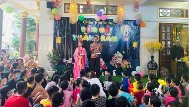 Các em thiếu nhi chùa Phước Ân giao lưu cùng chú Cuội, chị Hằng