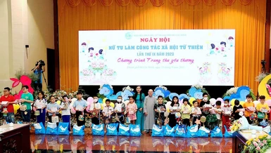 Ni trưởng Thích nữ Từ Nhẫn, Trưởng Phân ban Ni giới TP.HCM trao quà đến các em nhỏ mồ côi do đại dịch Covid-19