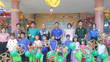 Tặng quà trung thu đến các em thiếu nhi ở xã biên giới Hưng Hà, H.Tân Hưng, tỉnh Long An