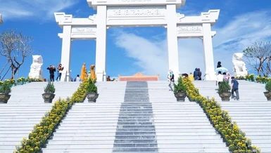 Cổng Tam quan thiền viện Trúc Lâm Phú Yên - Ảnh: Chánh Phúc Đạt