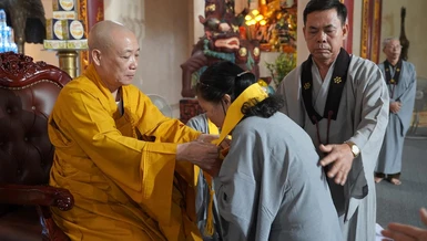 Hòa thượng Thích Bảo Nghiêm trao pháp y đến các Phật tử phát tâm tu tập 