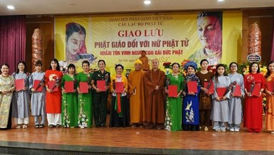 Tặng hoa, quà lưu niệm đến các nữ Phật tử tiêu biểu của Câu lạc bộ Phật tử Quán Sứ