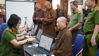 Hòa thượng Thích Bảo Nghiêm được cán bộ Phòng Cảnh sát Quản lý hành chính về trật tự xã hội - Công an TP.Hà Nội hướng dẫn đăng ký, kích hoạt tài khoản VNeID