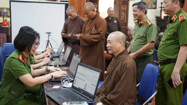 Hòa thượng Thích Bảo Nghiêm được cán bộ Phòng Cảnh sát Quản lý hành chính về trật tự xã hội - Công an TP.Hà Nội hướng dẫn đăng ký, kích hoạt tài khoản VNeID