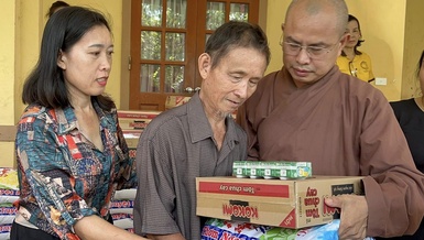 Chùa Đức Hậu trao quà đến người khiếm thị