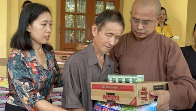 Chùa Đức Hậu trao quà đến người khiếm thị