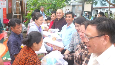 Chùa Vạn Liên (Q.8, TP.HCM) tặng quà đến các hộ nghèo tại địa phương