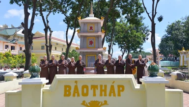 Chư tôn đức Ban Trị sự GHPGVN TP.HCM lưu niệm tại bảo tháp Trưởng lão Hòa thượng Thích Huệ Hưng