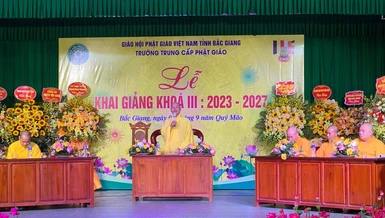 Hòa thượng Thích Thiện Văn, Trưởng ban Trị sự GHPGVN tỉnh Bắc Giang, Hiệu trưởng Trường Trung cấp Phật học tỉnh Bắc Giang phát biểu tại lễ khai giảng 