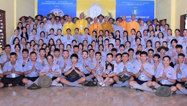 Chụp ảnh lưu niệm nhân kỷ niệm 10 năm thành lập Liên đoàn Gia đình Phật tử đồng hương Quảng Trị tại Huế