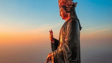 Quán Thế Âm là vị Bồ-tát thành danh hay mang tên gọi từ chính pháp môn mà Ngài tu tập: pháp môn lắng nghe, tư duy và hành động