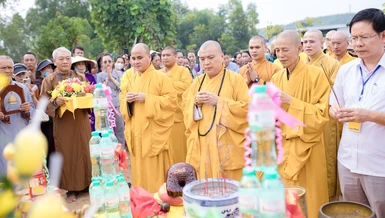 Chư tôn đức, đại biểu tham dự niêm hương bạch Phật