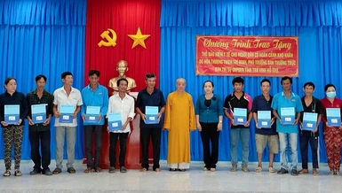 Hòa thượng Thích Trí Minh trao thẻ bảo hiểm đến bà con khó khăn tại H.Cầu Kè, Trà Vinh