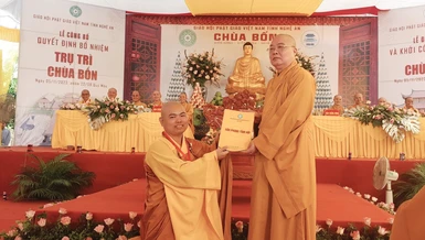 Hòa thượng Thích Thanh Nhiễu trao quyết định bổ nhiệm trụ trì chùa Bốn đến Đại đức Thích Tâm Duệ