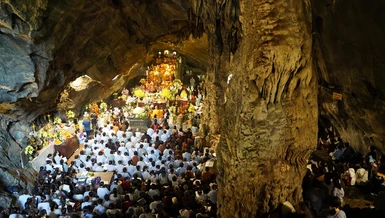 Khóa lễ lạy ngũ bách danh Bồ-tát Quán Thế Âm tại động Hương Tích vào ngày 5-11