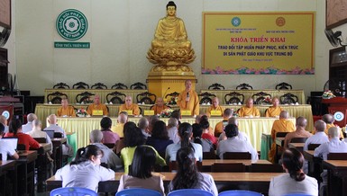 Hòa thượng Thích Thọ Lạc, Trưởng ban Văn hóa T.Ư phát biểu trong buổi triển khai các đề án tại chùa Từ Đàm (TP.Huế)