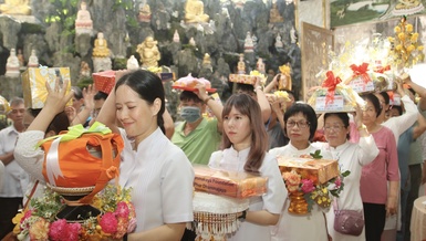 Phật tử nhiễu y ba vòng quanh chánh điện chùa Phổ Minh