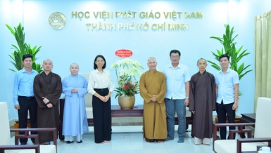 Phòng An ninh nội địa - Công an TP.HCM tặng hoa chúc mừng nhân Ngày Nhà giáo VN 20-11
