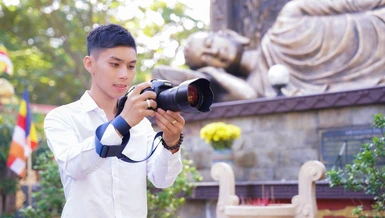 Ngô Xuân Trọng, pháp danh Thiện Pháp, thường dành thời gian chụp ảnh các sự kiện của Phật giáo và đi thiện nguyện với tinh thần phụng sự